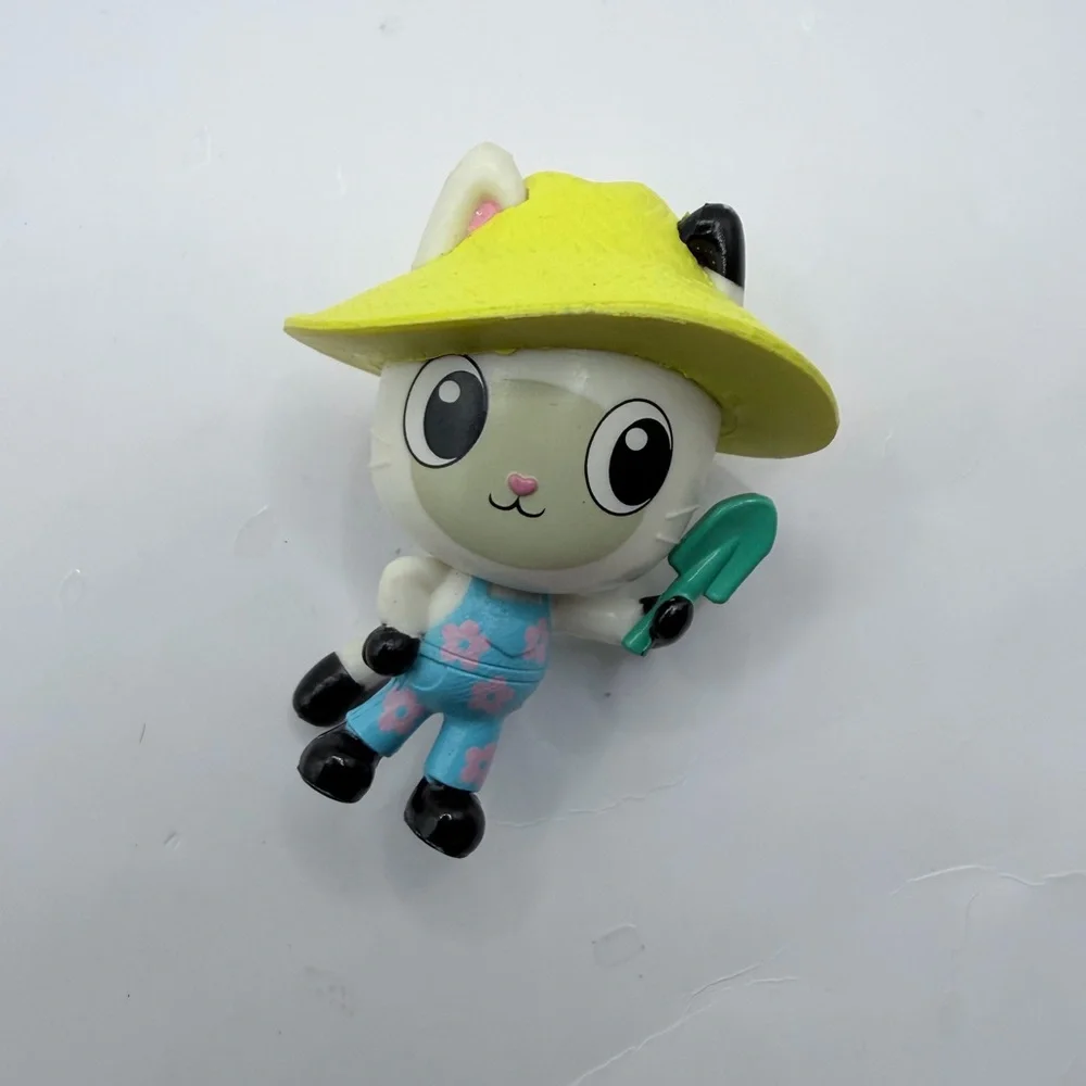 Gabbys Dollhouse Pandy Cute Cat Figurine with Straw Hat and Shovel cake topper